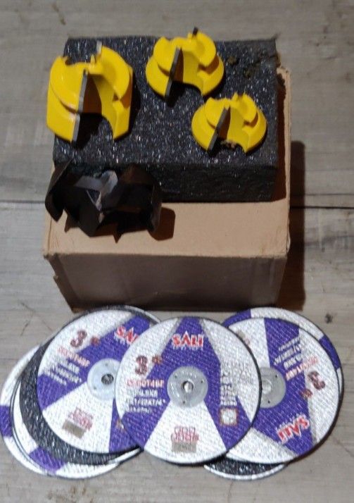 4 Router Bits & 25 Cutting Wheels 20$