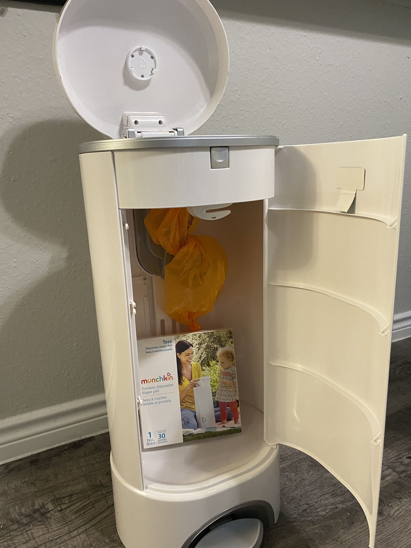 ✅Diaper pail✅Munchkin Step✅ .Open box✅Missing freshener ✅