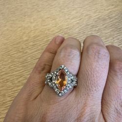 Woman’s brand new, beautiful ring size 6 shipping available