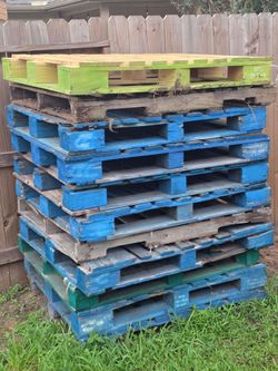 FREE FREE Wooden Pallets