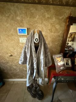 Serta Electric plush cloak