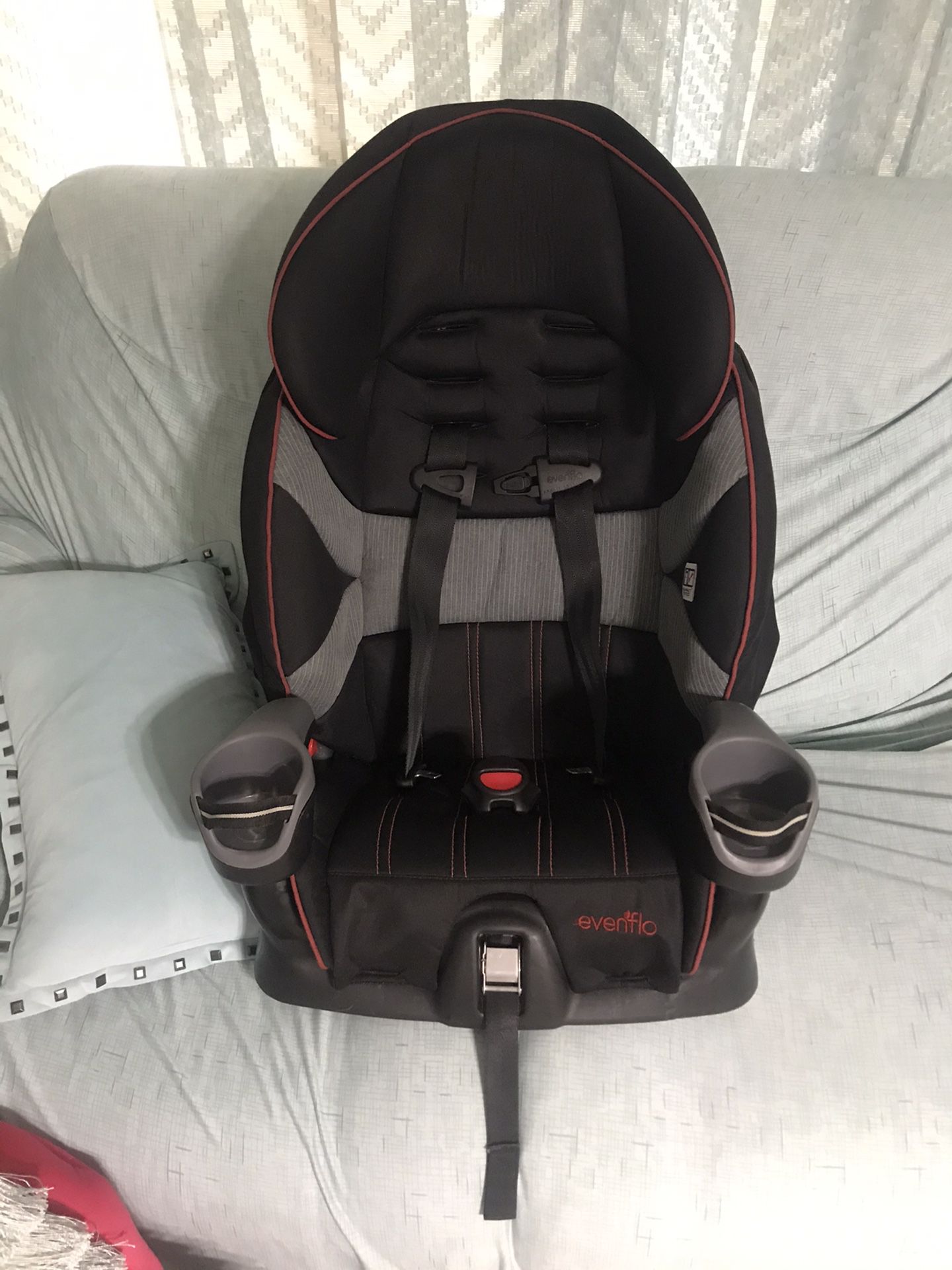 Car seat booster w/harness evenflo