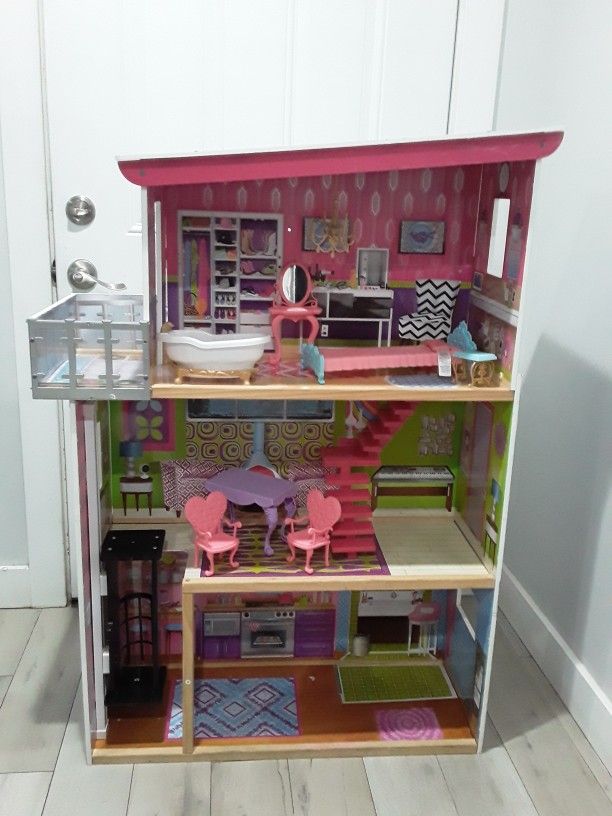 Play Doll House With Furnitures