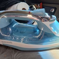 BLACK+DECKER steam iron, ICR15X  featuring a retractable cord. 1200W