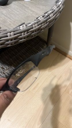 Oakley glasses comes with traveling case