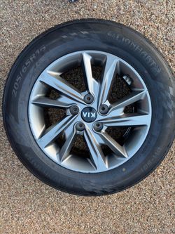 Kia Alloy Wheel with Lionhart Tire 205/65R15