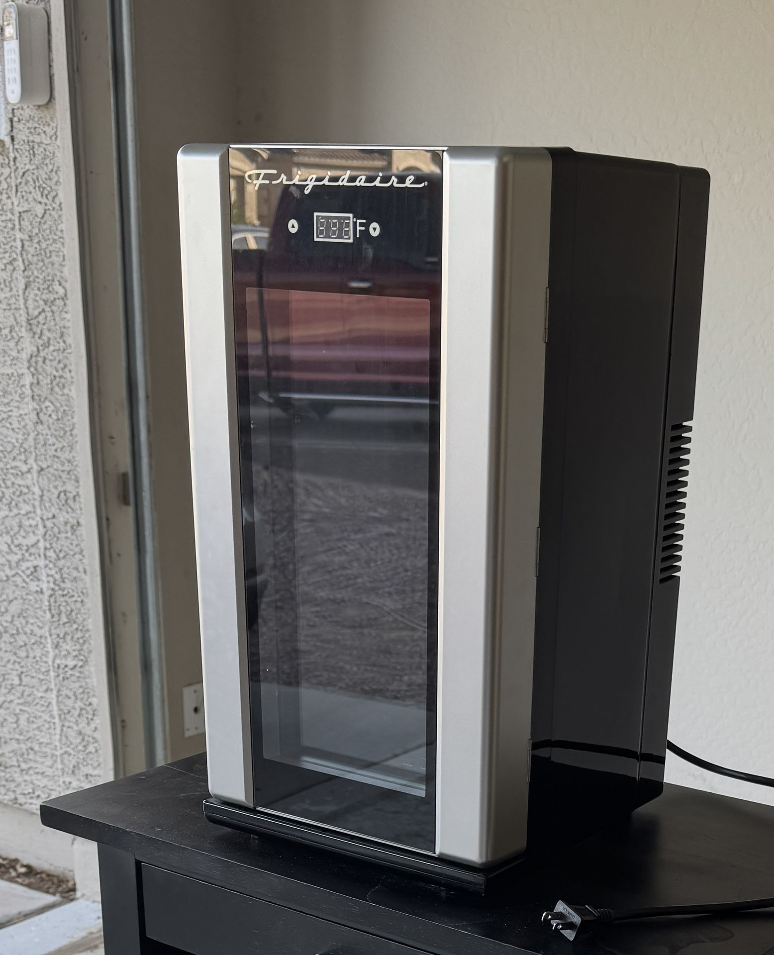 Frigidaire Wine Fridge for Sale in Peoria, AZ OfferUp