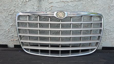2005-2010 CHRYSLER 300 FRONT GRILL W/EMBLEM CHROME OEM