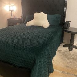 Black Velvet Bed / Green Velvet Chase 