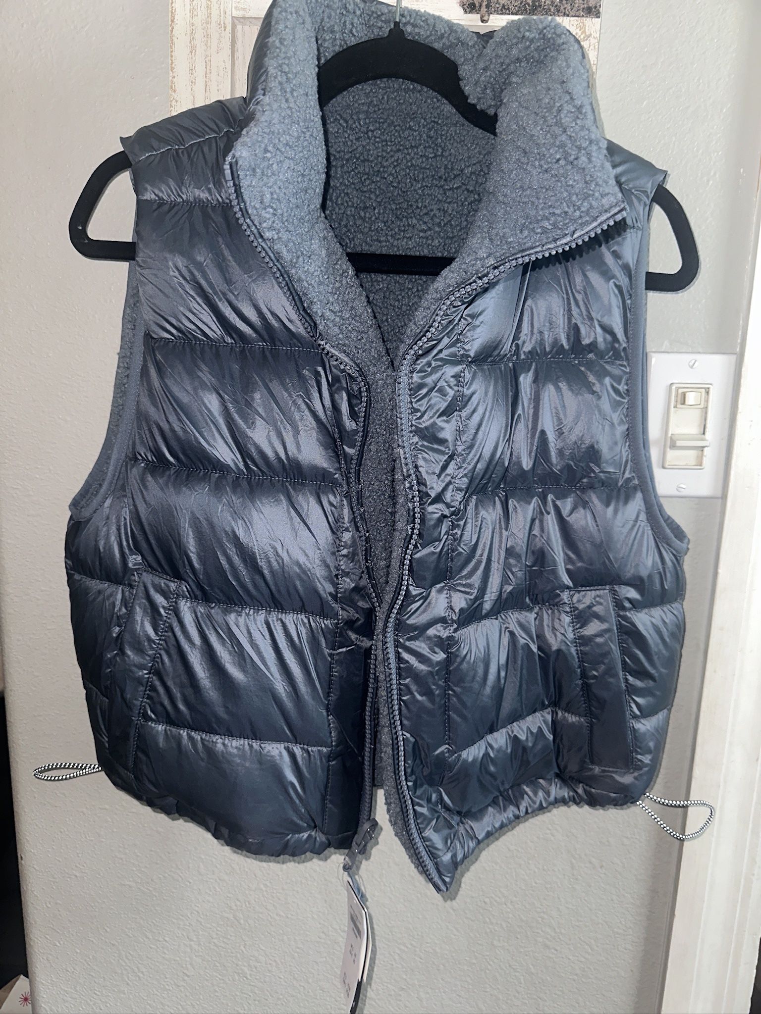 **NEW Hollister Women Reversible Puffer Vest Size medium