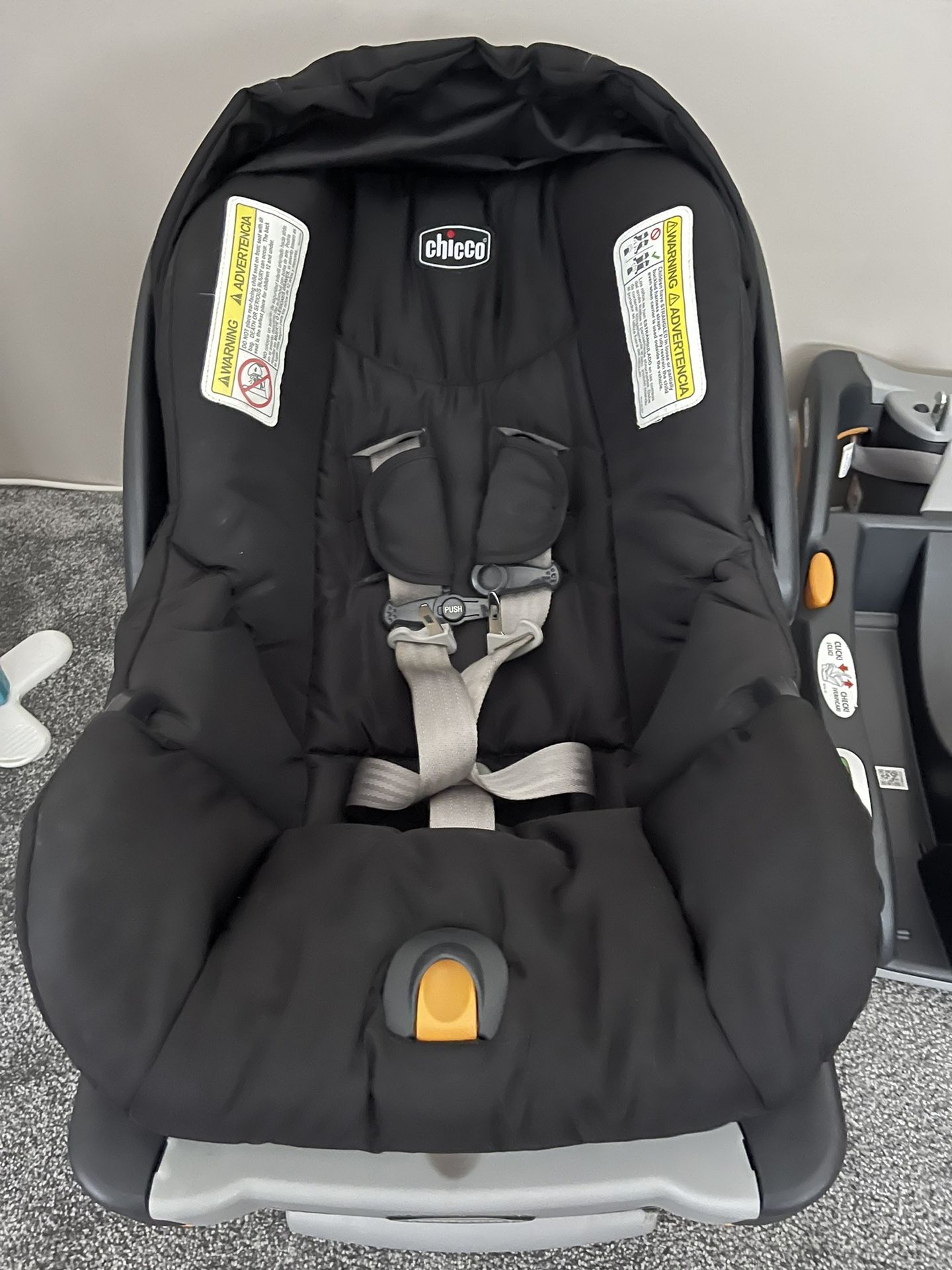 Chicco Keyfit 30 Infant Car Seat with Extra Base