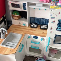 Play kitchen 
