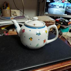 Ceramic Tea Pot. No Chips Or Cracks Brand New  6inches Tall Very Nice