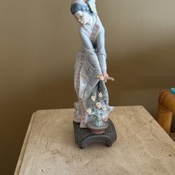 Lladro Porcelain Geisha Figurine #1449 “Mayumi”