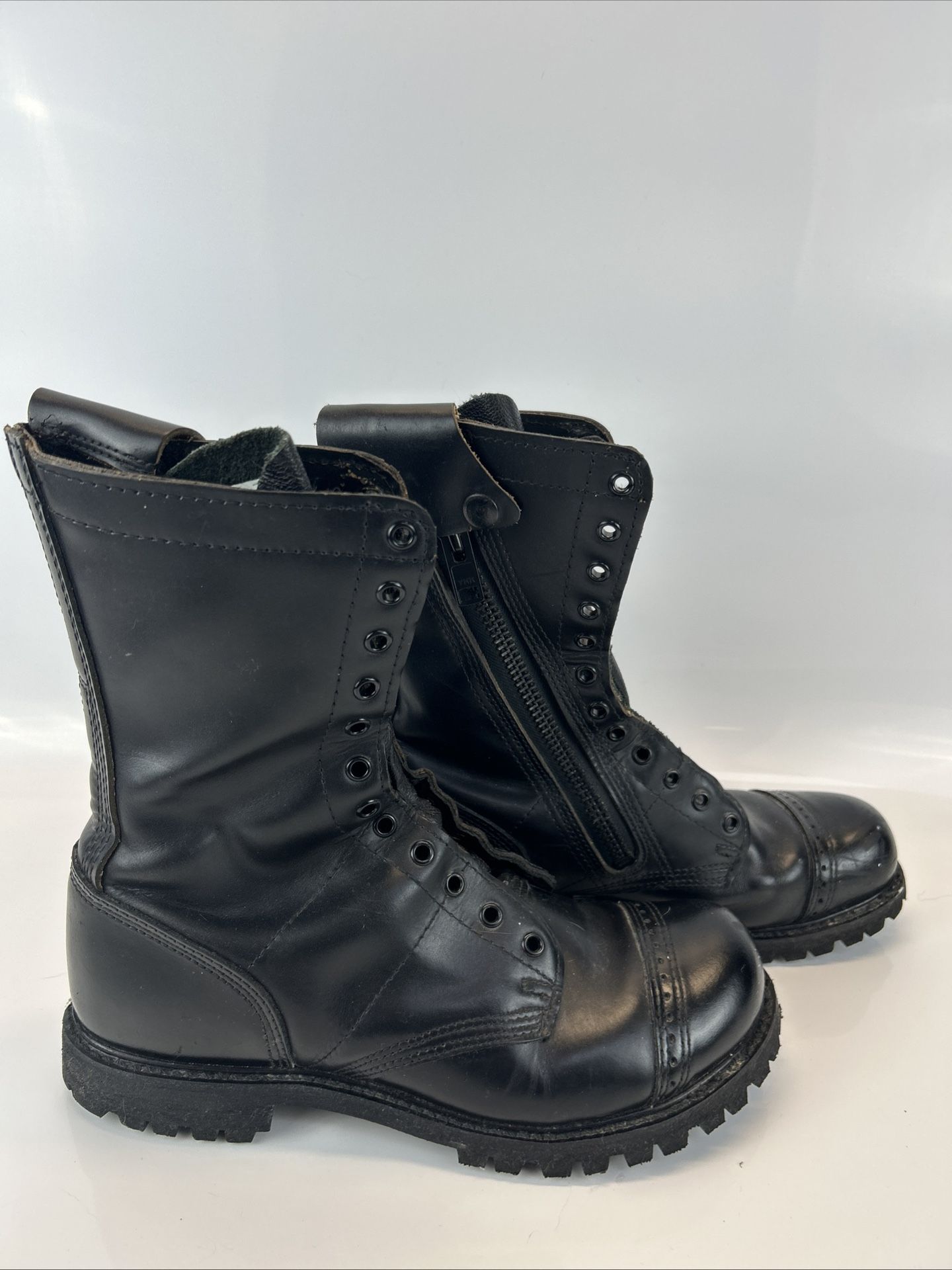 Built for strength and style, these Corcoran 985 10” Combat Jump Boots are classic, American-made military boots known for their toughness, comfort, a