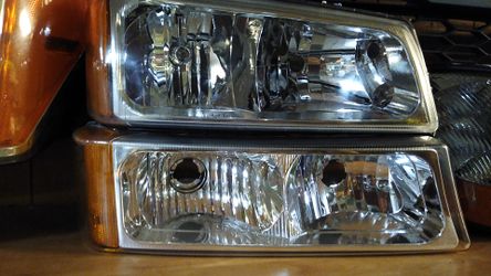 Passenger side headlight and signal light for 2004 to 2007 Chevy Truck