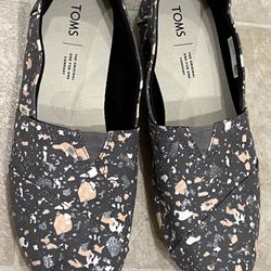 New women’s TOMS shoes size 9.5. Very pretty with a little glitter shin on the grey splatters. $15 firm located in menifee 