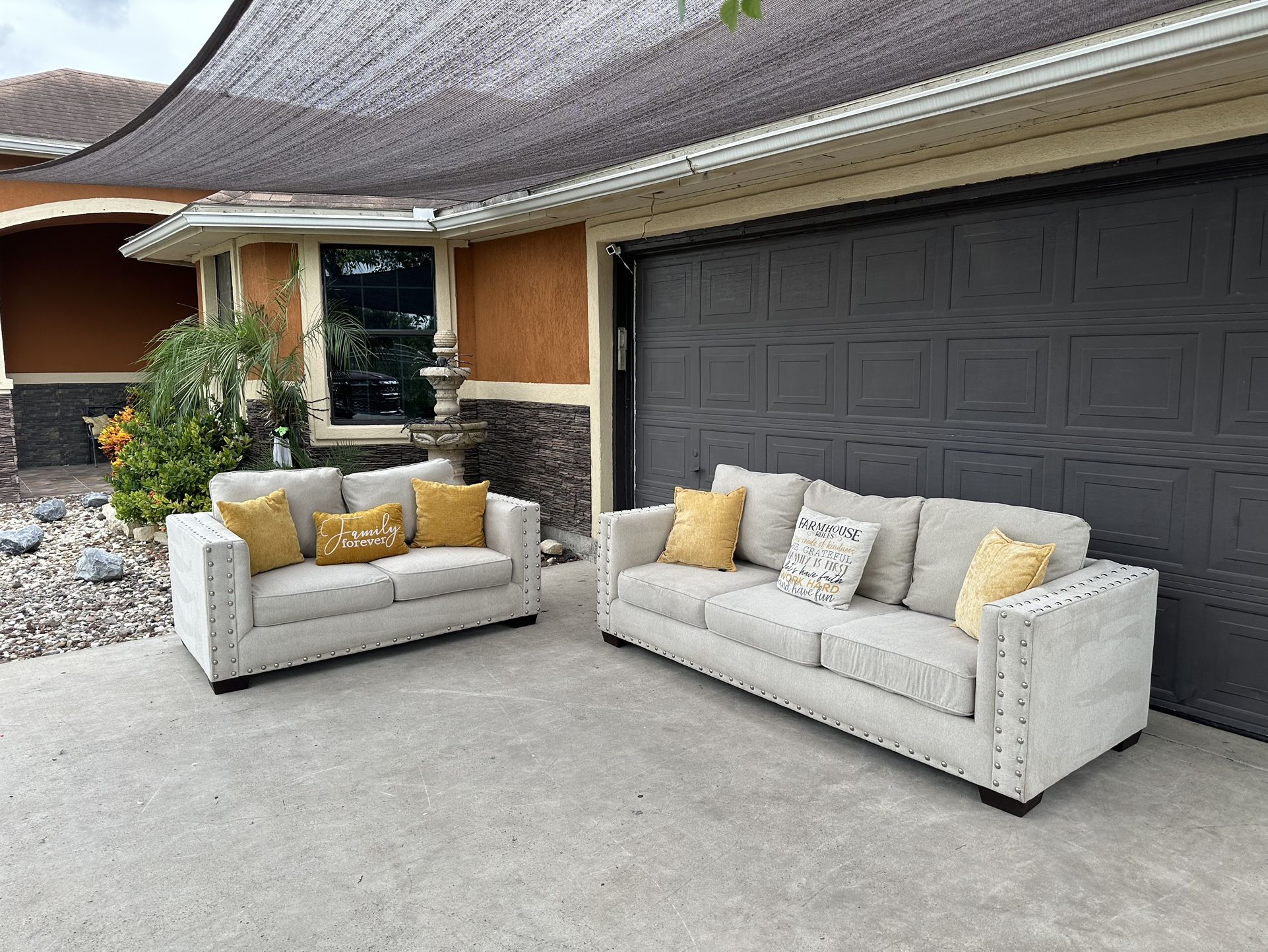 Beautiful modern sofa set in great condition very comfy and clean pillows not included asking 600