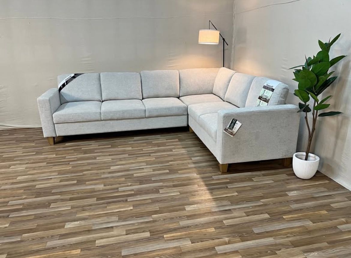 Like New! Dillard Sleeper Sectional Couch (FREE DELIVERY 🚚)