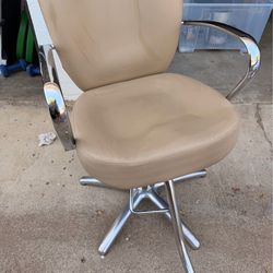 Minerva styling chair