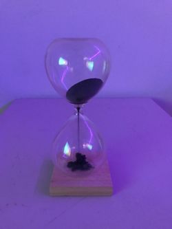 Magnetic hour glass