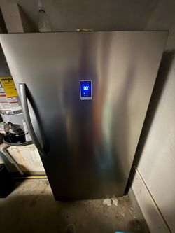 Insignia 17 Cu Ft Upright Freezer / Refrigerator
