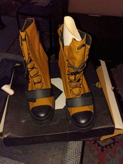 Lady converses size 9