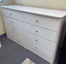 Eight drawers dresser