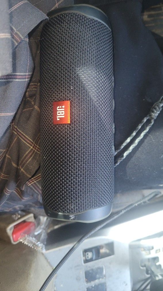 JBL FLIP 5 BLUETOOTH SPEAKER 