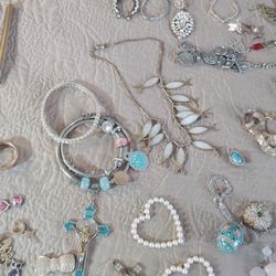 Costum jewelry $1 cash .open to offers