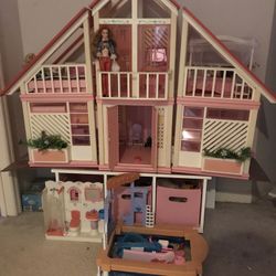 Vintage 1982 Barbie Dream House,with Furniture ,Bathroom& Pool