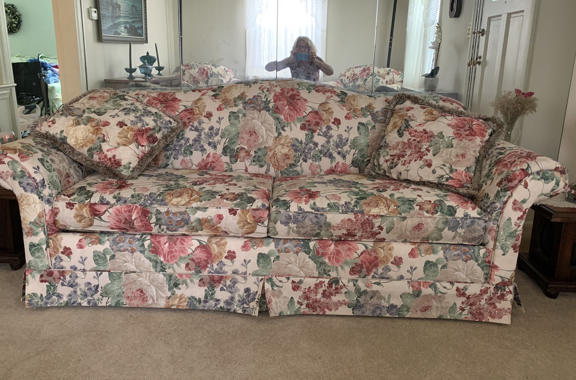 Beautiful floral couch / sofa and 2 matching chairs