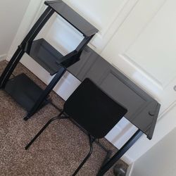 Beautiful clean black glass top desk with chair no damages no issues asking $100 for the set must pick up Broadway and apache buckeye az cash only pls