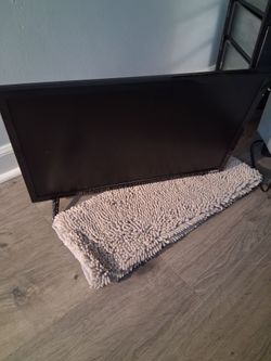 24 inch Smart TV w/remote