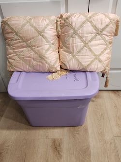 Set of bed decorative pillows