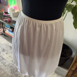 women’s size small Vanity Fair slip ;; $5 in 33328
