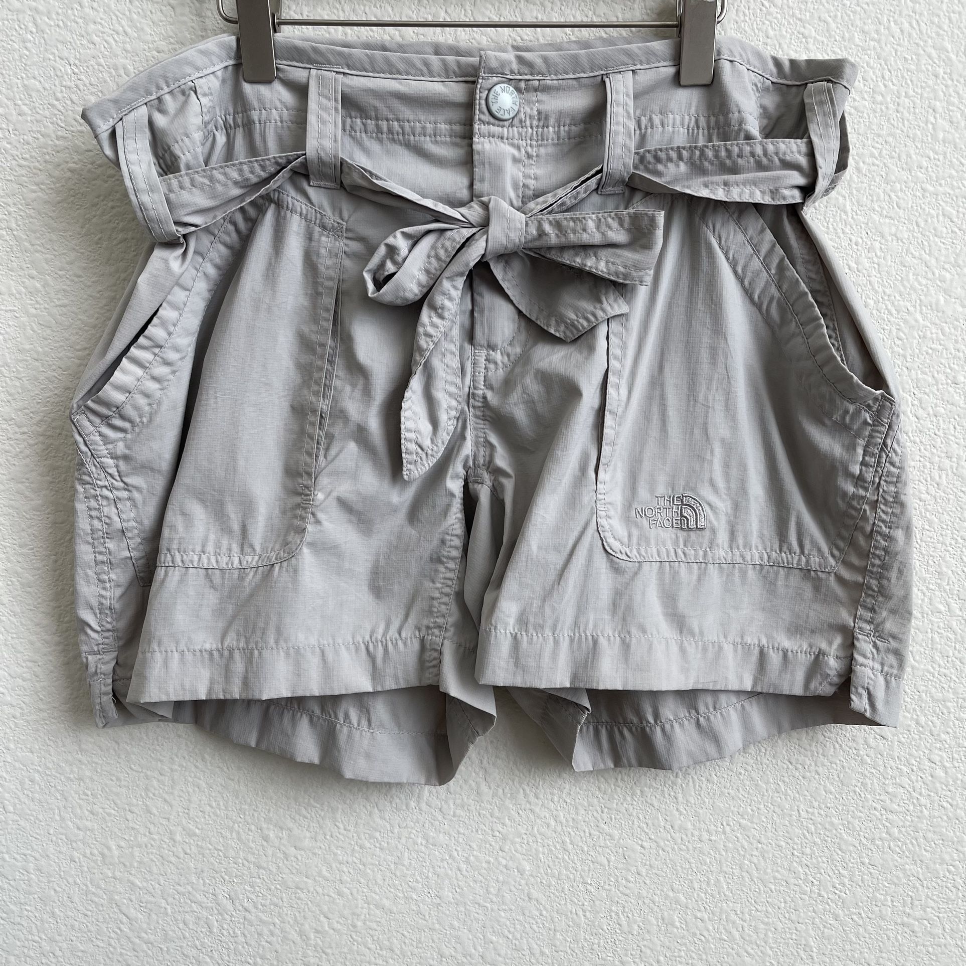 THE NORTH FACE Womens Khaki Light Grey High Rise Belt Tie Outdoor Cargo Shorts