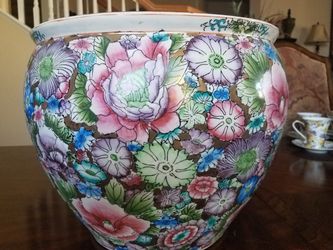 Porcelain pot