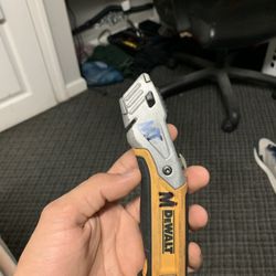 Dewalt Heavy Duty Utility Knife With Blade Storage 