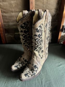 CORRAL WOMEN'S EMBROIDERED WESTERN BOOTS - SNIP TOE