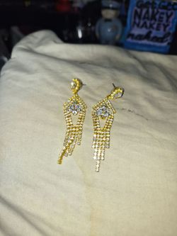 GLOD TONE COSTUME EARRINGS