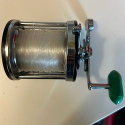 Penn surf master 100 *reels smooth *doesn’t go backwards *pre spooled with fresh 25 pound test