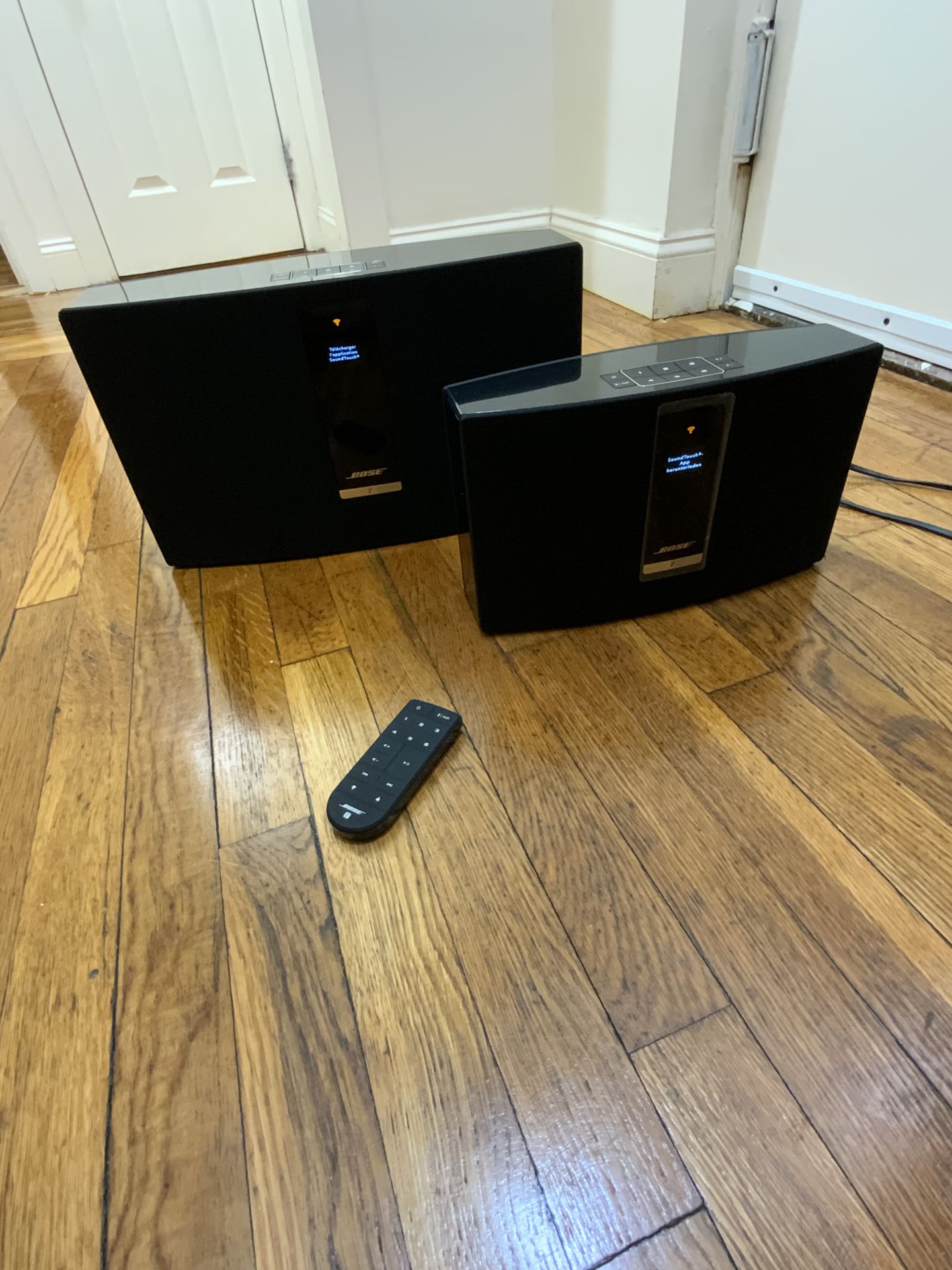 Two bose Bluetooth SoundTouch 20/30 series lll wireless aux/airplay speakers