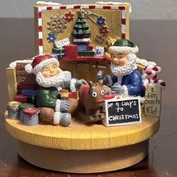 Yankee Candle Topper "Santa's Workshop " Excellent Used Condition