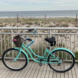 Beach cruiser Schwinn in playful Mint.
