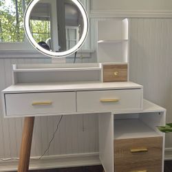 Makeup Vanity With Light