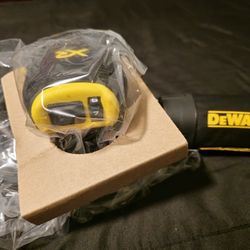 DCW210B
20V MAX* XR 5 IN.
ORBITAL SANDER