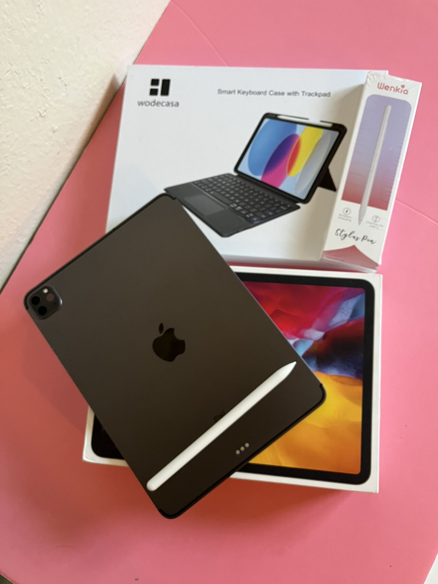 Apple iPad Pro 11” 2nd generation 128GB WiFi + Cellular / unlocked with keyboard and pencil