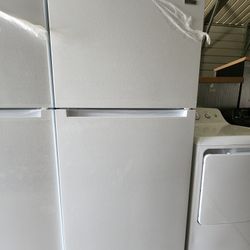 Brand New Vissani
18 cu. ft. Top Freezer Refrigerator DOE in White, Garage Ready