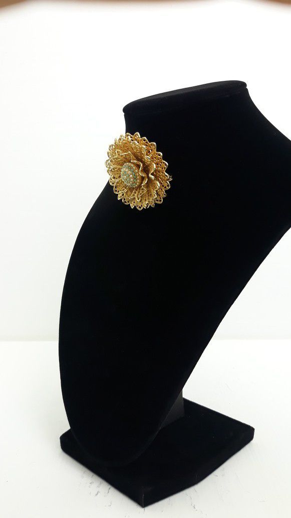 Beautiful Vintage With 3D Gold Montage Flower Broach 